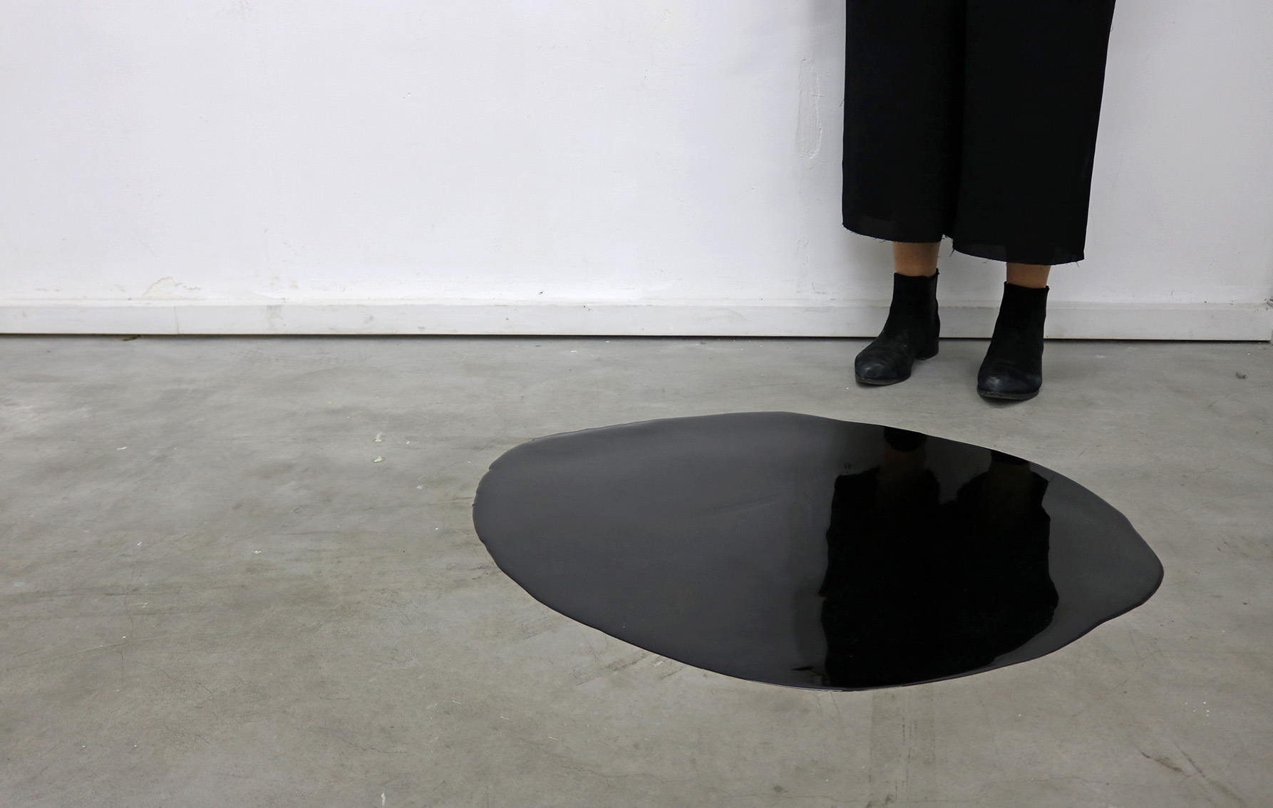 The Infernal Machine, Narcissus‘ pool // approx. 90x75cm // 2018 // Resin with black pigment 